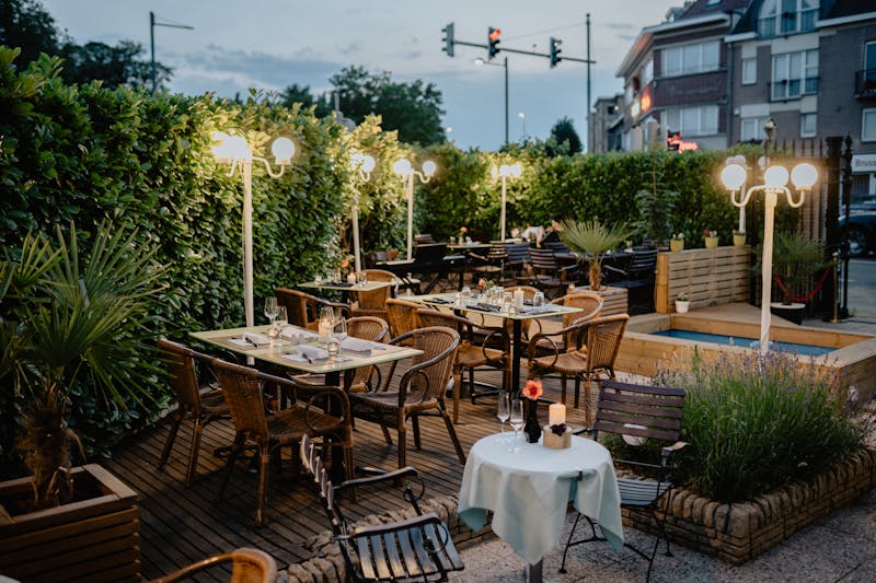 Cozy corner seating inside Papa Ginos restaurant — perfect for dates